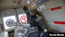 Геннадій М’ясоєдов під час евакуації пораненого