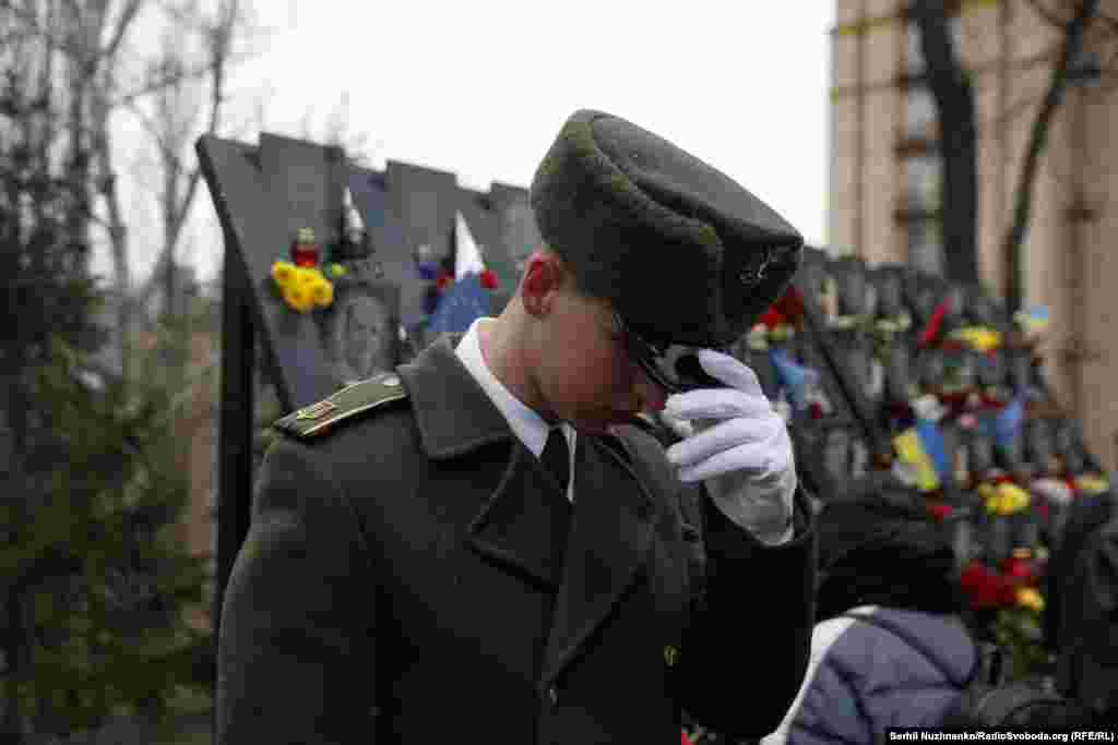«Сьогодні рішення абсолютно не задовольняє. Більше того, скажу, мене аж трусить, тому що неочікувано. Два «беркутівці», яких відпустять. Ну, питання, чи вони не вчиняли тиск на суд, якщо суд ухвалив таке рішення, попри те, що напарники («беркутівців», яких виправдали – ред.) воюють на стороні так званої «ДНР» (незаконне збройне угруповання, контрольоване РФ – ред.). Абсурд. Рішення будемо оскаржувати, апеляція буде 100% і доб’ємося справедливості», – сказав після судового засідання у коментарі Радіо Свобода Юрій Аксенин, син Героя Небесної сотні Василя Аксенина