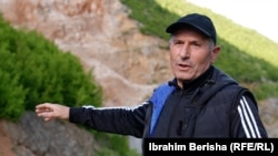 Iljber Hodža žali se na rad kamenoloma jer je blizu sela.