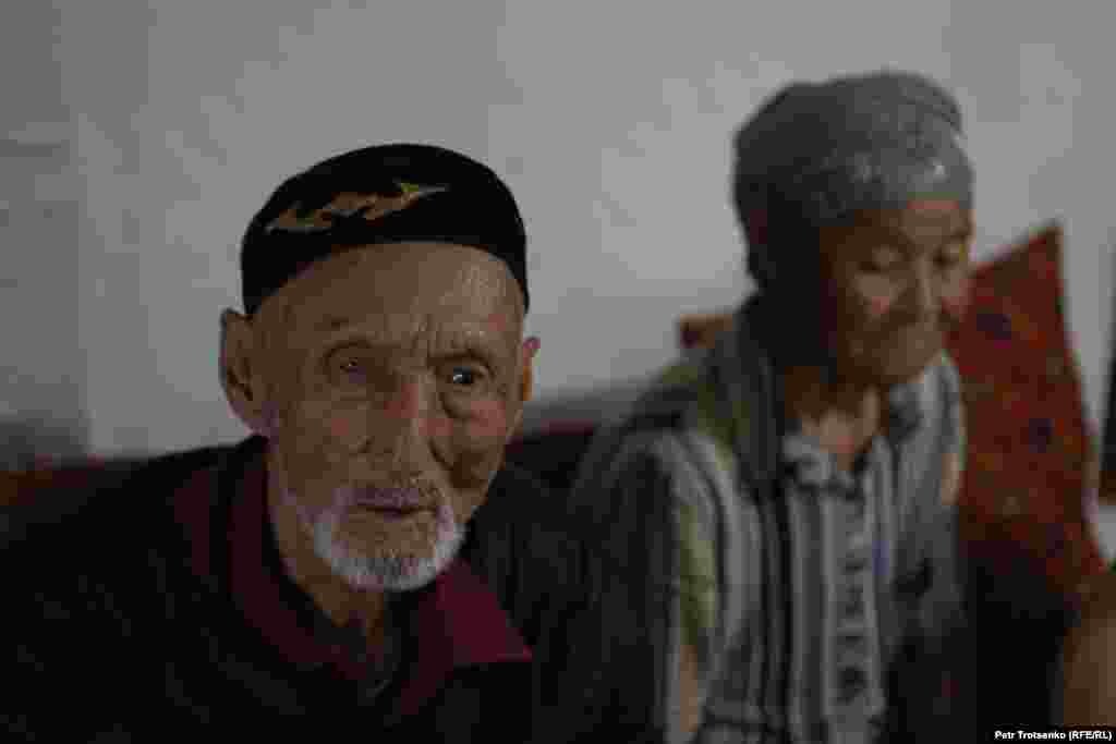 Penzioner Bergen Kažgalijev sa suprugom u Hanu Ordasiju. Kažgalijev (83) rođen je i odrastao u Hanu Ordasiju. Skoro ceo život je radio kao nastavnik istorije u lokalnoj školi. Kažgalijev se seća kada je vojska počela testiranja i kaže da su se danonoćno čule eksplozije. "Sada to niko ne može da potvrdi, ali verujem da je mnogo ljudi ovde umrlo zbog nuklearnih proba. Mnoge porodice su imale decu s invaliditetom. Bilo je slučajeva da su rođena bez ruku, bez nogu“, kaže on. "Lekari su tada nagađali da su to posledice testova, ali niko o tome nije javno govorio. Svi su se plašili da istupe protiv vlasti. Devedesetih godina prošlog veka neke porodice su primale beneficije za decu s invaliditetom, dok druge nisu dobijale ništa. Mnogi od onih koji su rođeni sakati već su umrli".