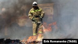 Сотрудник МЧС России во время пожарно-тактических учений, 17 апреля 2024 года