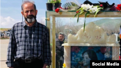 بازجویان اداره اطلاعات سقز آقای امینی را تهدید کرده‌اند «فرزند دیگرش اشکان بازداشت خواهد شد»