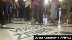 "Verujemo ženama": Transparent koji su studentkinje i studenti ostavili ispred sale u kojoj je zasedao Savet FPN