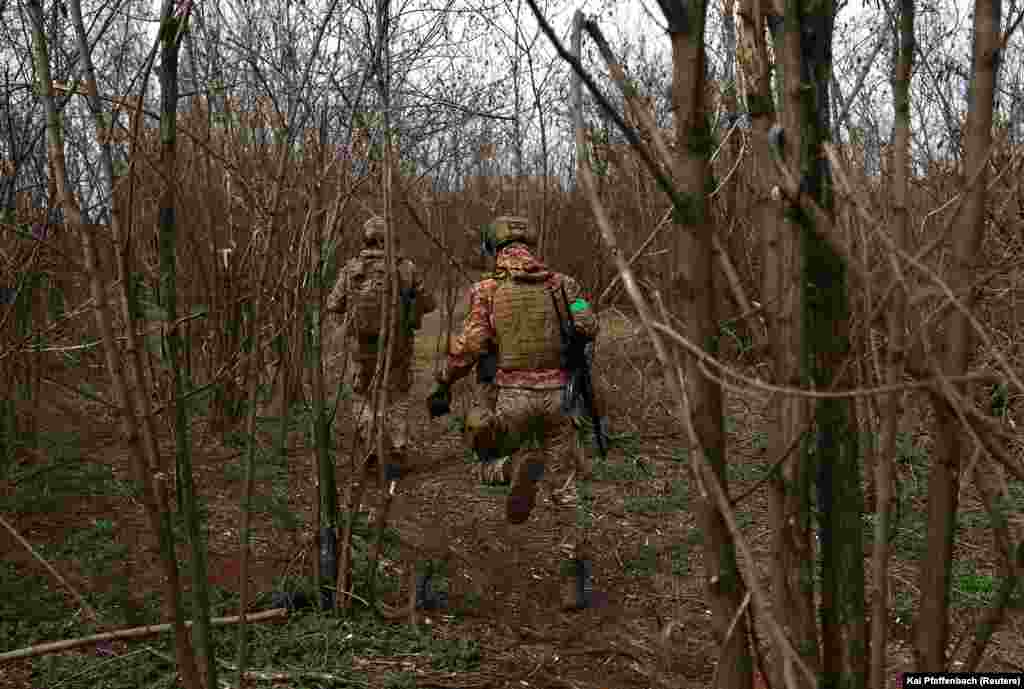 Українські військові з 28-ї окремої механізованої бригади на лінії фронту. Донбас, 5 квітня 2023 року. Російські сили переважають українські за кількістю особового складу та снарядів для артилерії. Ситуація у Бахмуті «дуже, дуже важка», каже президент України Володимир Зеленський, але ЗСУ продовжують обороняти місто. 