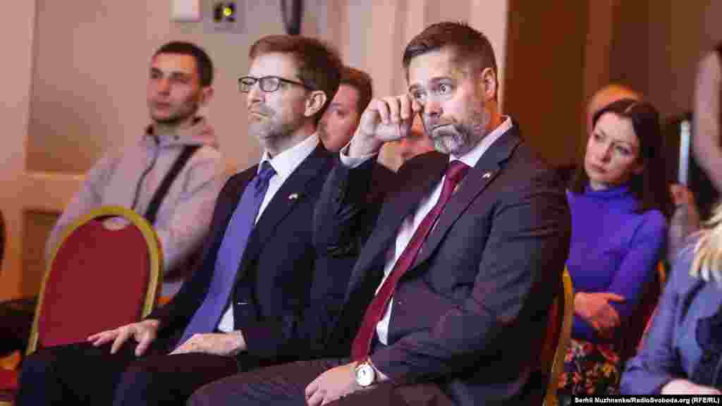 Заступник голови Місії США в Україні Крістофер В. Сміт серед тих, хто прийшли побачити фільм про Віру Гирич та вшанувати пам'ять про неї