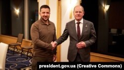 Президент України Володимир Зеленський і канцлер Німеччини Олаф Шольц (праворуч) під час зустрічі в кулуарах саміту «Групи семи». Хіросіма, Японія, 20 травня 2023 року 