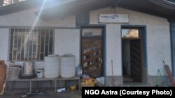 Spoljašnjost barake u kojoj su smešteni radnici iz Indije, angažovani u industrijskoj zoni Linglonga, 2. februar 2024.