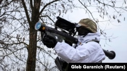 Український військовослужбовець із американським зенітним комплексом Stinger під час спільних навчань ЗСУ, Нацгвардії та СБУ біля кордону з Білоруссю. Рівненська область, 11 лютого 2023 року