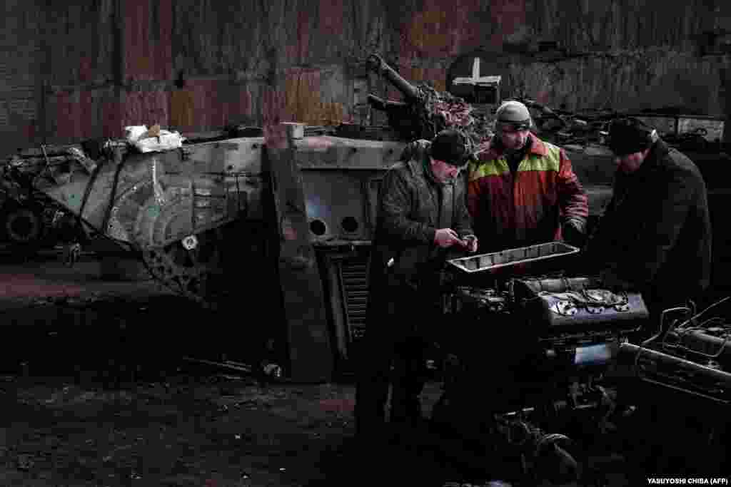 Однією з проблем механіків є робота з технікою, якої немає в українських військових, як-от бойова машина піхоти БМП-3. Кажуть, що російські посібники скачують з інтернету  