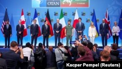 Лідери G7, Володимир Зеленський, президент Європейської ради Шарль Мішель і голова Єврокомісії Урсула фон дер Ляєн позують на заході, на якому оголосили Спільну декларацію про підтримку України, під час саміту НАТО у Вільнюсі, 12 липня 2023 року