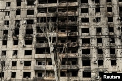 Вигляд багатоквартирного будинку, сильно пошкодженого обстрілами російської артилерії в Оріхові Запорізької області. Грудень 2023 року