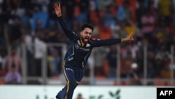 راشد خان د لوبغاړي تر سوځولو وروسته خوشالي کوي.