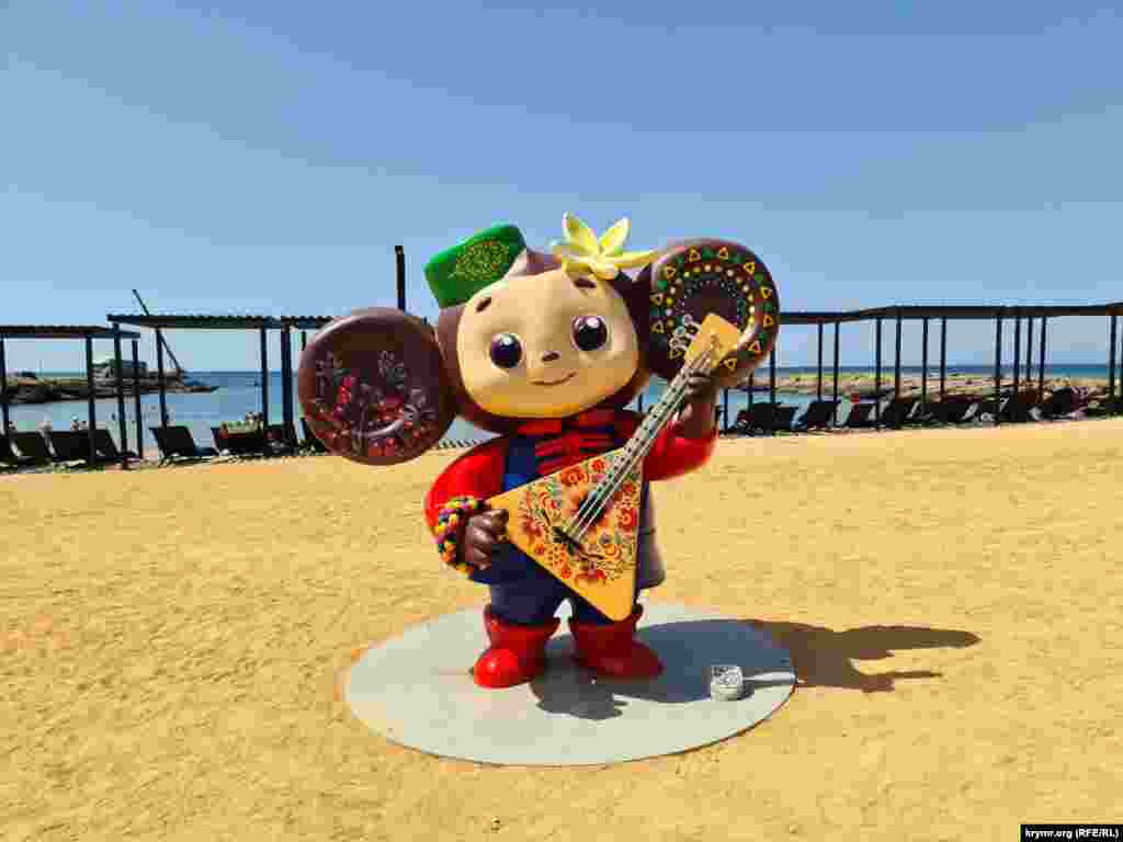 Арт-объект «Чебурашка с балалайкой»