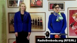 Пенні Пріцкер (праворуч) разом із посолкою Сполучених Штатів Бріджит Брінк, 16 жовтня 2023 року