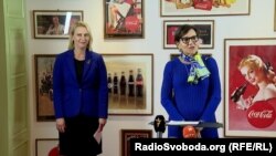 Амбасадорка США в Україні Бріджит Брінк (зліва) та Пенні Пріцкер, спецпредставниця США з питань економічного відновлення України, під час пресконференції. 16 жовтня 2023 року