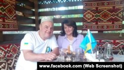Бывший крымский политузник Эдем Бекиров и его супруга Гульнара Бекирова в беседке во дворе своего дома в Новоалексеевке Херсонской области, фото из семейного архива