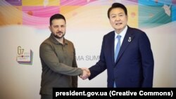 Президент України Володимир Зеленський і президент Південної Кореї Юн Сок Йоль (праворуч). Хіросіма, Японія, 21 травня 2023 року