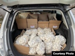 Тетяна доправляє гуманітарну допомогу