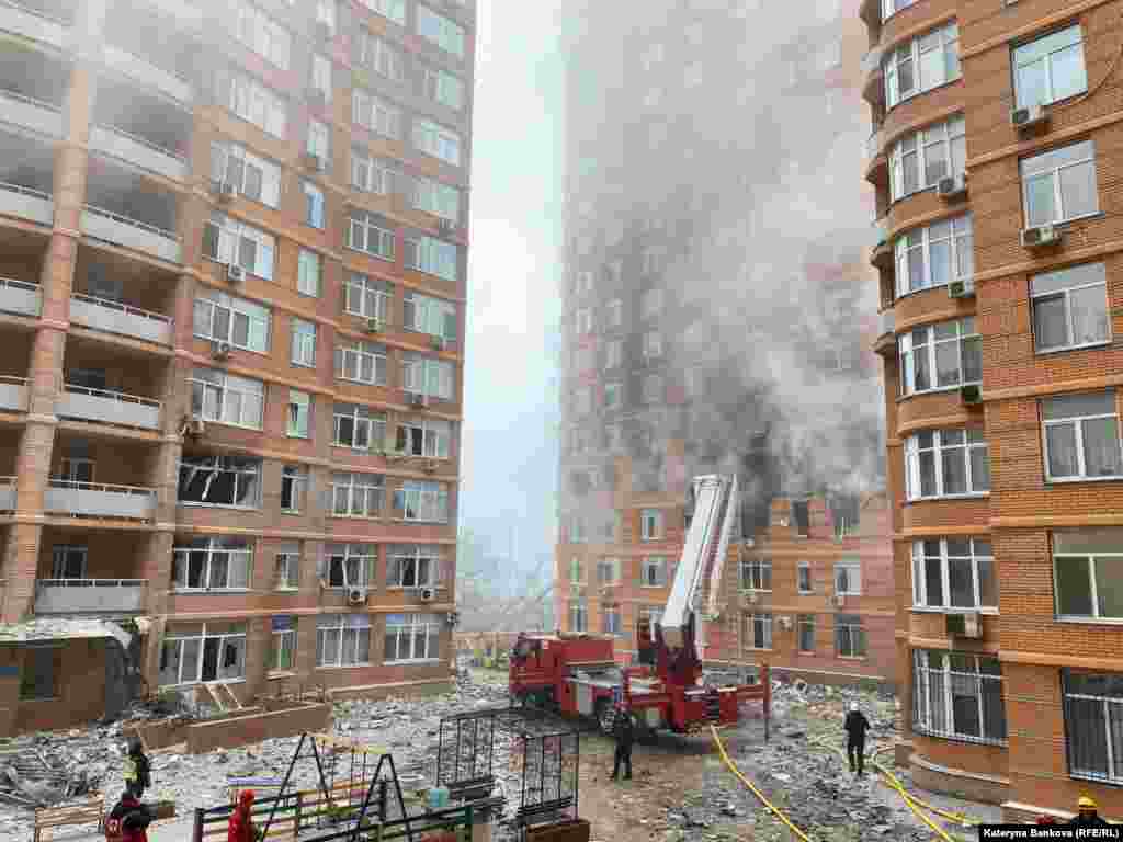 ОДЕСА – Багатоквартирний будинок, пошкоджений через ракетну атаку 29 грудня. У ньому сталася пожежа