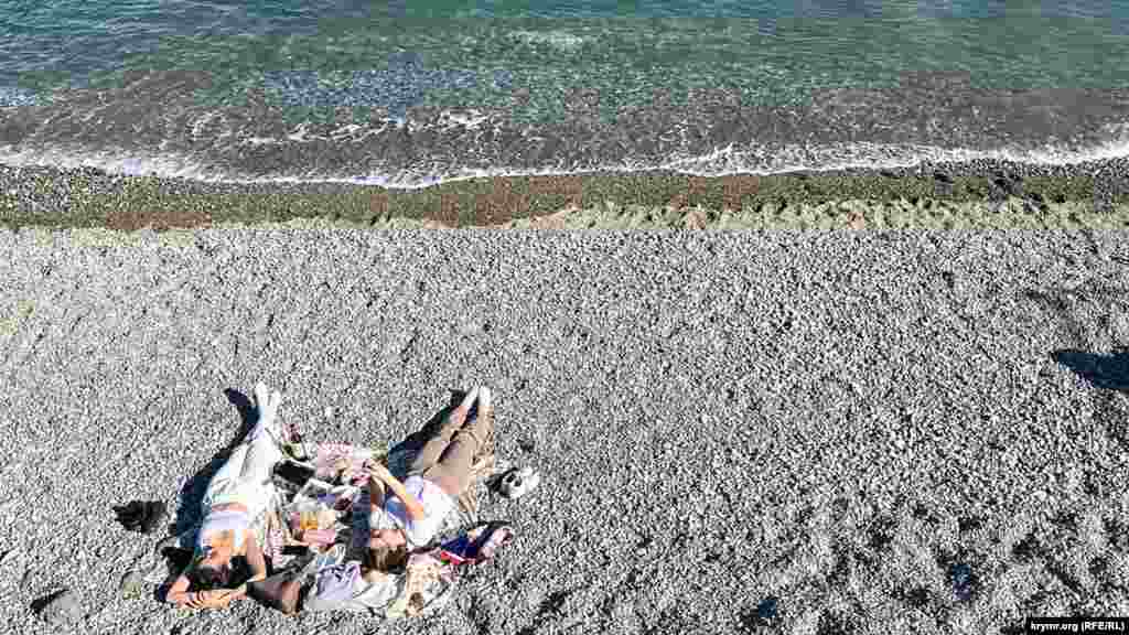 «Лежачий» обед у самого уреза воды