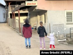 Djeca iz romskog naselja školovanje najčešće prekidaju nakon osnovne škole.