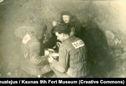 В’язні особливого табору із номерами на одязі, фото першої половини 1950-х років