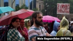 მაღაროელები და მათი მხარდამჭერები პროტესტს თავსხმა წვიმაში აგრძელებდნენ