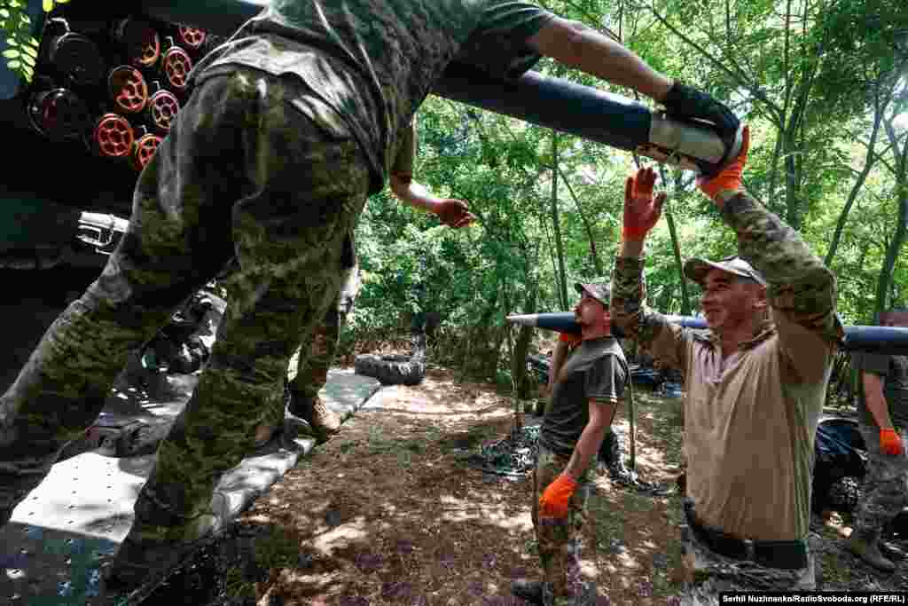 Пускова установка РСЗВ «Град», містить 40 реактивних снарядів