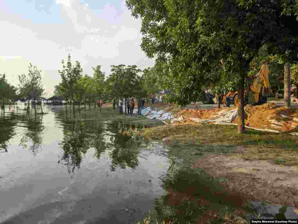 Береги укріплюють мішками з піском 
