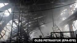 Рятувальники працюють на місці удару Росії по цивільному складу в Києві, 29 грудня 2023 року