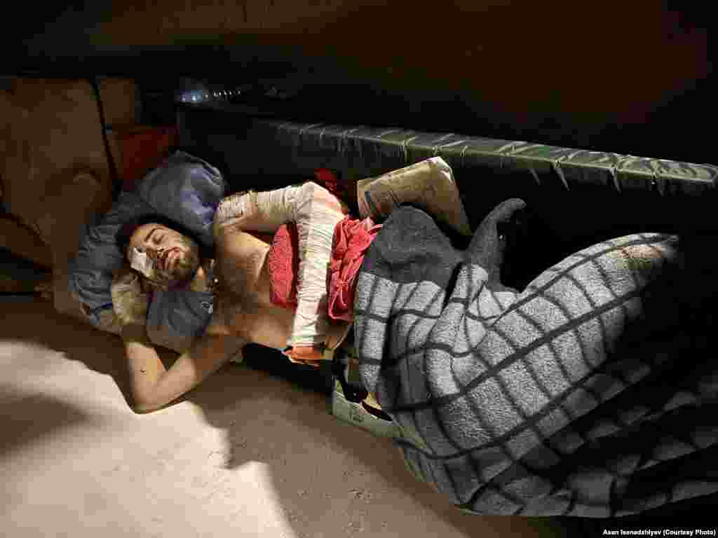 На «Азовсталі» Асан надавав допомогу пораненим військовим. На фото – офіцер Нацгвардії Ренат Мусаєв, який отримав важке поранення ока. За словами Асана, тоді вони припускали, що боєць, скоріш за все, не виживе: його намагалися евакуювати, однак евакуаційний вертоліт не зміг потрапити в оточений Маріуполь. Але військовий не тільки вижив, а й пройшов полон, обмін та реабілітацію і згодом повернувся у лави Нацгвардії