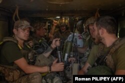Українські бійці всередині бронетранспортера M113 на Донбасі в червні 2024 року
