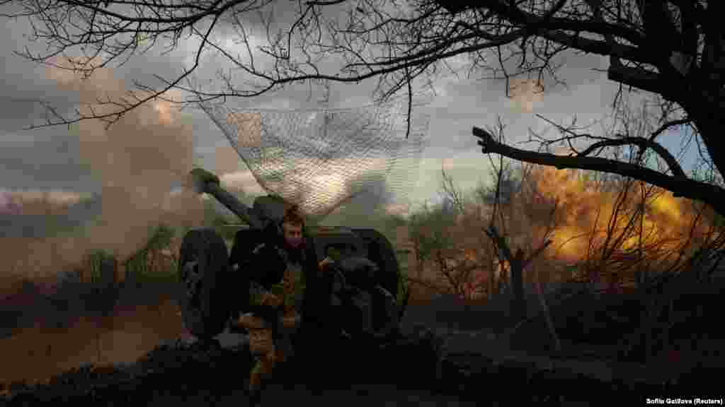 Українські артилеристи б’ють по російських позиціях, околиці Бахмуту, 23 квітня 2023 року