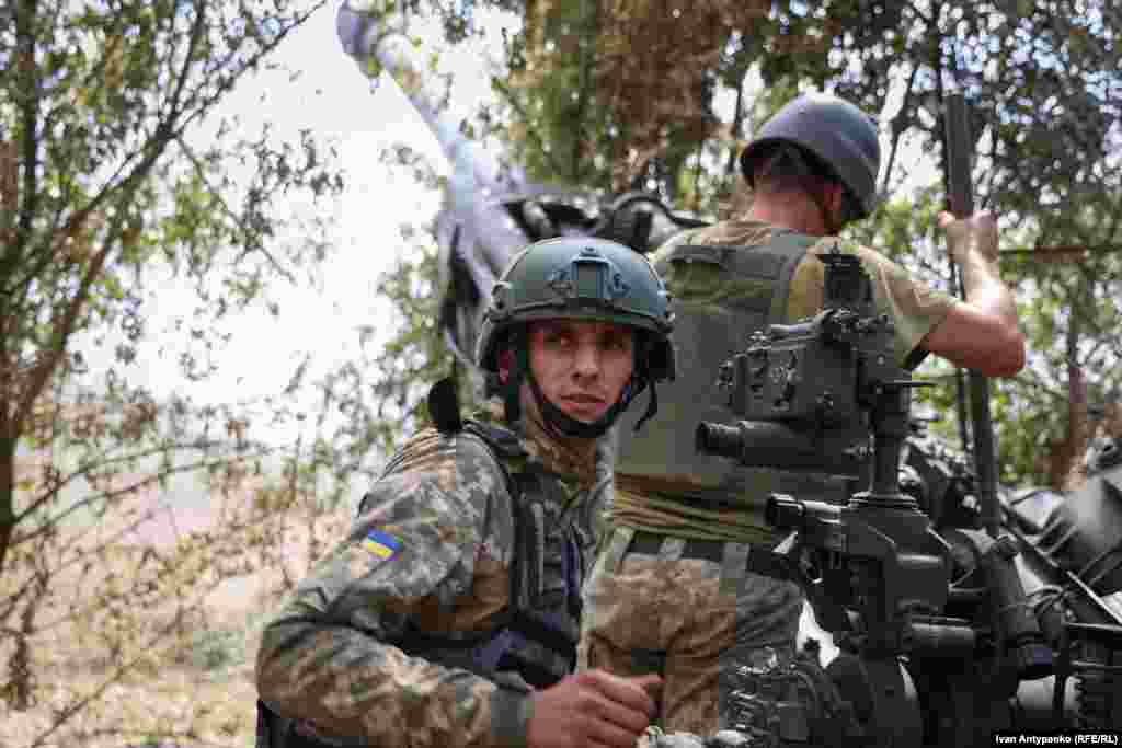 Костянтин, військовослужбовець 406-ї ОАБр імені генерал-хорунжого Олексія Алмазова на бойовій позиції перед застосуванням гармати М777. Херсонщина, серпень 2023 року