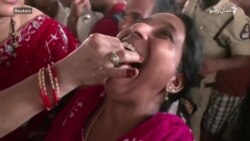 هند کې په تنفسي ناروغيو اخته کسانو ته ژوندی ماهی ورکول کېږي هند کې په تنفسي ناروغيو اخته کسانو ته ژوندی ماهی ورکول کېږي