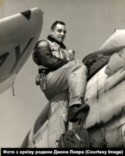 Джон Лавра продовжує літати