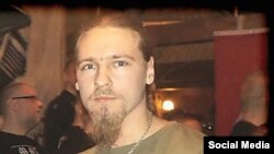 Раніше Ян Петровський (на фото) змінив імʼя і прізвище на Воїслав Торден, і з новими документами зміг вʼїхати до Євросоюзу