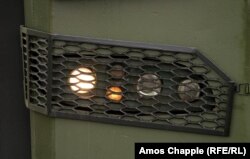 Фари мобільного шпиталю імені Олега Губаля захищає металева решітка