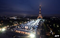 Основная сцена церемонии открытия была развернута у Эйфелевой башни