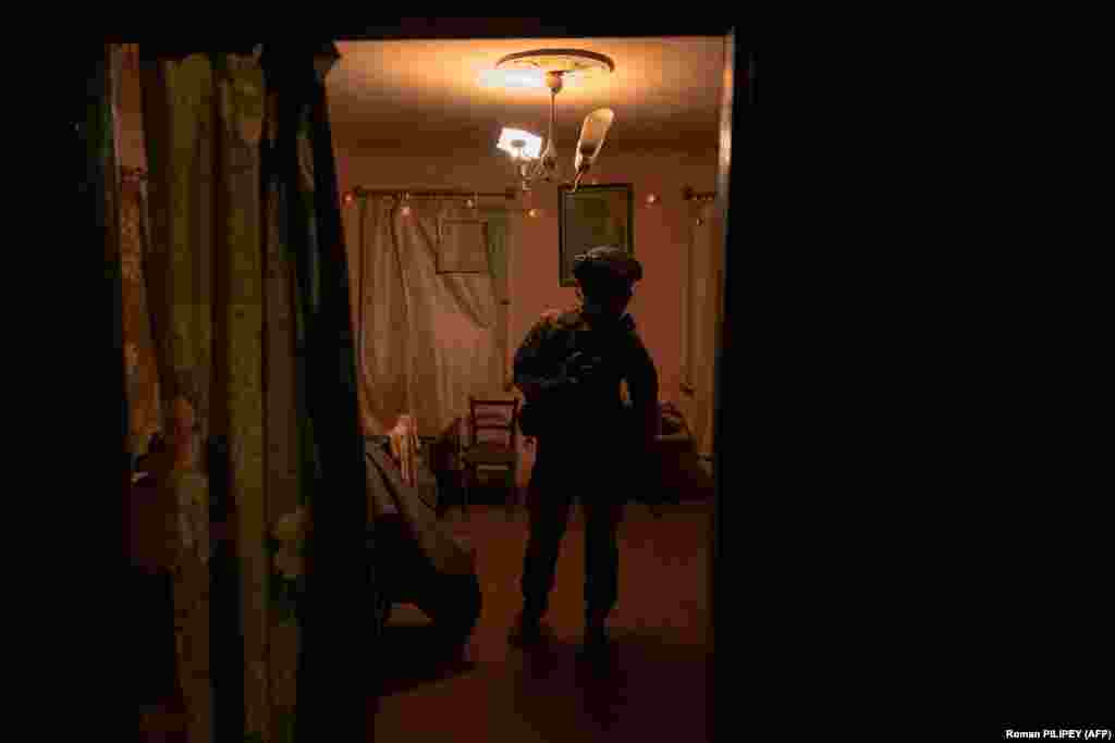 Побратим «Кузі» готується вирушати на бойове завдання. Загін, що складається виключно з чоловіків, найбільше часу проводить поповзом серед уламків колишніх будинків, випробовуючи інфрачервоні приціли на російських цілях. «Привиди Бахмута» часто є головними «очима» піхотної операції  