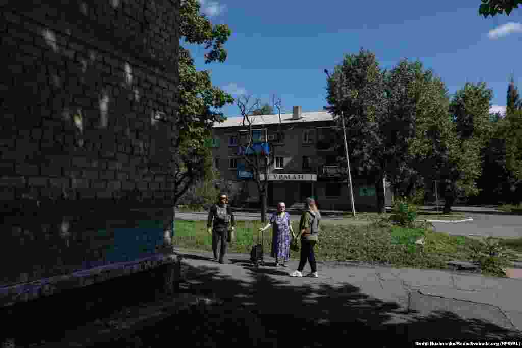 Волонтери Сергій і Анастасія умовляють місцеву жінку евакуюватися: – Ви не хочете евакуюватися? – Не хочу. Не знаю.. – А що вас зупиняє? – Нікого більше немає, я одна живу. Грошей немає. – Евакуація безкоштовна. Є такий варіант: виїхати в Покровськ, і далі на евакуаційному поїзді в Рівненську область, де вам нададуть житло. – Ні за що. Краще під автомат стати. – А чому ви так говорите? – Тому, що люди розповідають, як нас там зустрічають. – Все міняється просто в одну секунду. В один момент це... – Можливо, воно і закінчиться. Це все, гидота, ця зараза, яка мучить нас. Наче ми винні, що війна почалася. Звичайно так, якщо вже почнуться руїни, тоді, звичайно