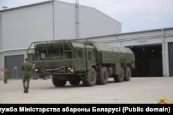 Самохідна пускова установка з ракетами «Іскандер-М» біля першого збудованого для них ангару на території військової частини в Осиповичах. 30 серпня 2023 року