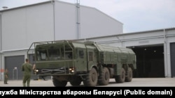 Пусковая установка с ракетами «Искандер-М» возле построенного для них первого ангара в Осиповичах. Беларусь, 30 августа 2023 года