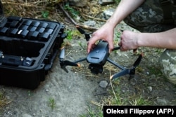 DJI Mavic 3 – комерційний китайський дрон, який став «геймченджером» на полі бою. Використовується ЗСУ для розвідки і коригування вогню. Сьогодні їх опанувала і армія РФ