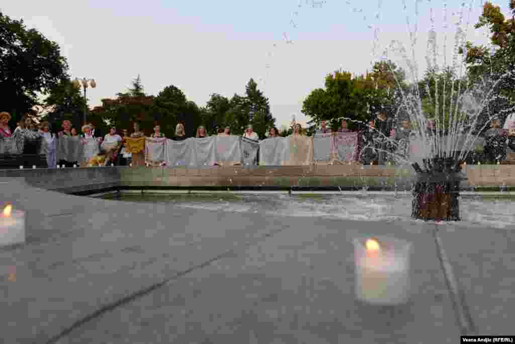 Umetničku akciju "Majčina marama", koja je izvedena u Beogradu na 28. godišnjicu genocida u Srebrenici, kreirali su Pokret majki enklava Srebrenica i Žepa u saradnji sa Centrom za postkonfliktna istraživanja i Memorijalnim centrom Srebrenica.  