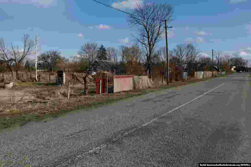 Вмовивши Валентина, військовий і журналісти евакуювали його до безпечного місця, березень 2022 року / Праворуч: та ж вулиця на фото від березня 2024 року. Валентин любив співати й співав нам дорогою до Малина. Після звільнення Київщини дідуся знайшов і забрав до себе його пасинок. Дід Валентин помер. Він помер у мирі, серед своїх близьких. Будинок Валентина вцілів, його зараз ремонтують. Військовий Микита Шандиба продовжує нести службу в ЗСУ