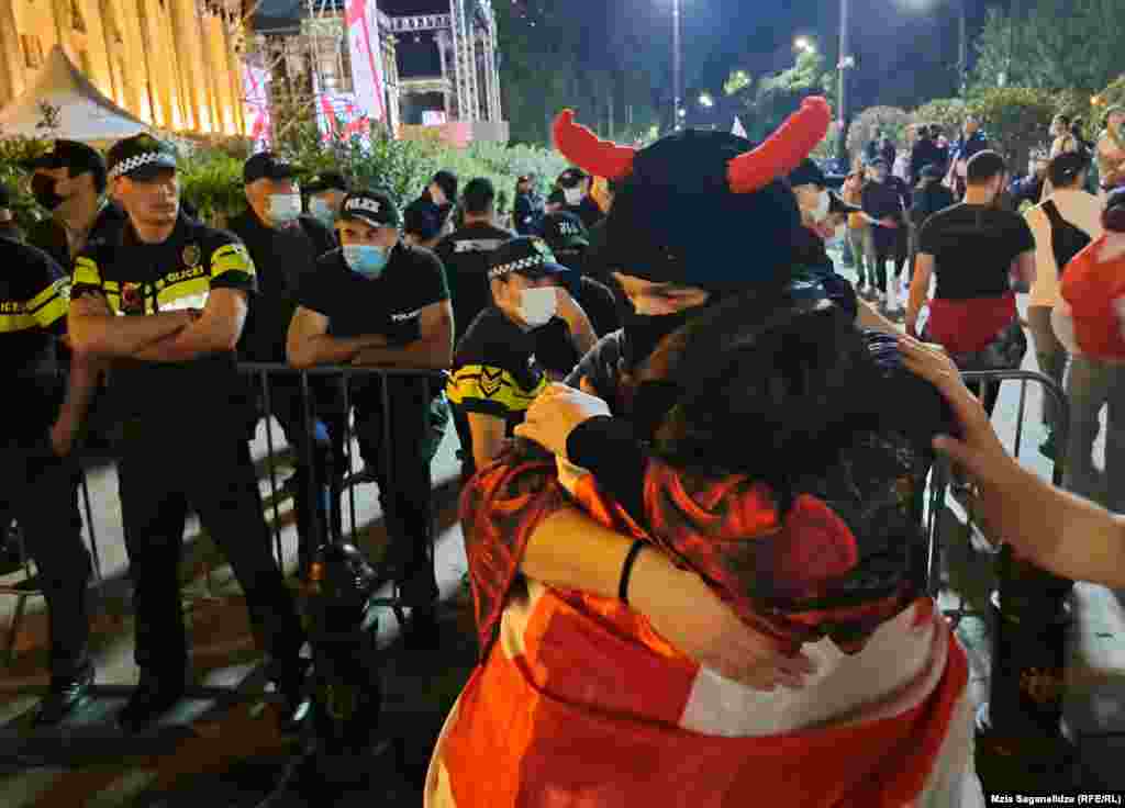 Протестувальники обіймаються перед поліцією, яка охороняє будівлю парламенту Грузії у Тбілісі. Правляча партія &laquo;Грузинська мрія&raquo; оголосила про свої плани повторно подати законопроєкт після того, як попередня спроба провалилася у 2023 році. Законопроєкт був відкликаний через масові протести. &nbsp;