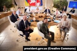 Президента України Володимир Зеленський (на передньому плані) під час одного із засідань «Групи семи» в Італії, 13 червня 2024 року