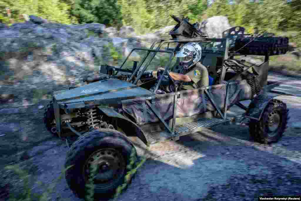 Багі оснастили підрамниками з кожного боку. Для виготовлення цих автівок «гаражні конструктори» використовують різноманітні матеріали і запчастини. Зокрема, вживані автомобільні двигуни, які Володимир і Дмитро купують на донати