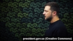 Президент повідомив, що зустрівся із військовими, які захищають південь України, та вручив їм державні нагороди